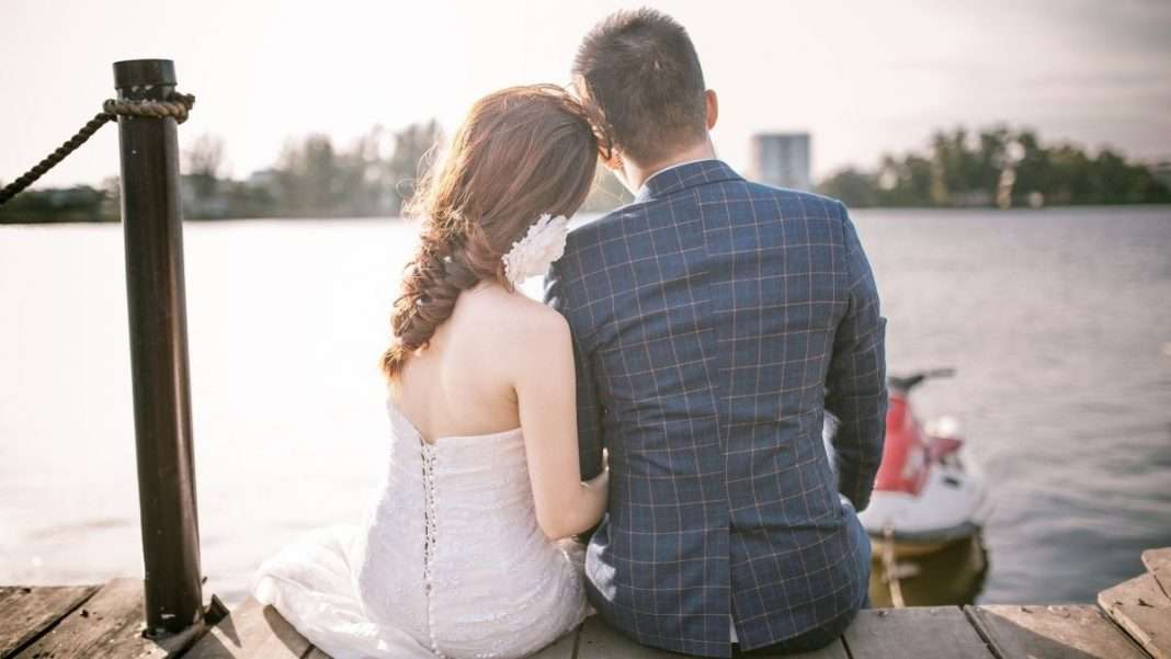 couple-sitting-on-the-sea-shore