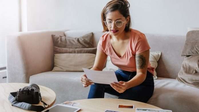 Woman sitting and working-min woman-sitting-working